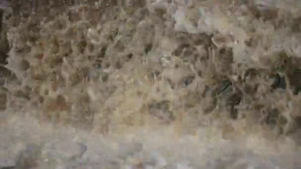 肆虐的山涧瀑布 — 图库视频影像
