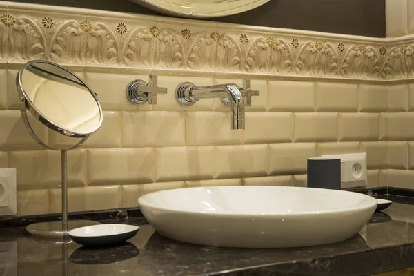 Espelho de torneira de lavatório em um banheiro luxuoso — Fotografia de Stock