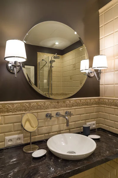 Espelho de círculo em um banheiro luxuoso — Fotografia de Stock