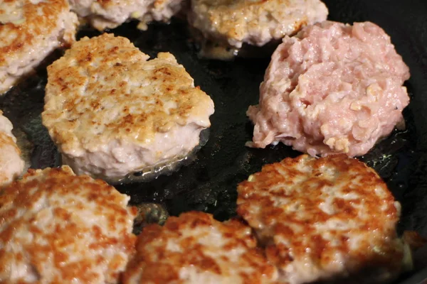 Frietjes schnitzels in een koekenpan — Stockfoto