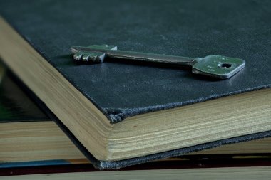  Anahtar ve kapalı kitap manevi güç