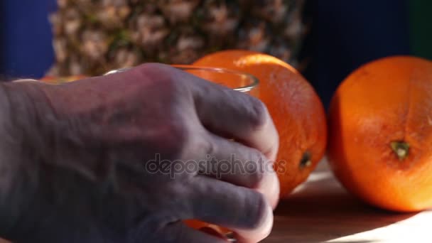 Óculos suco de laranja — Vídeo de Stock