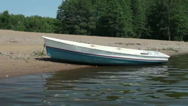 Гребной катер пришвартован на берегу — стоковое видео