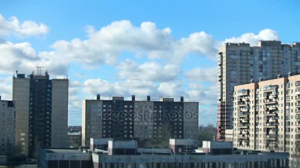 Lage wolken boven de stad — Stockvideo