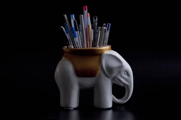Olifant houder potloden en pennen nog leven — Stockfoto