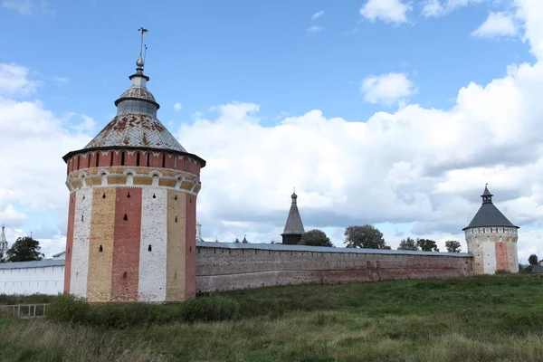 Paredes velhas da torre da fortaleza — Fotografia de Stock