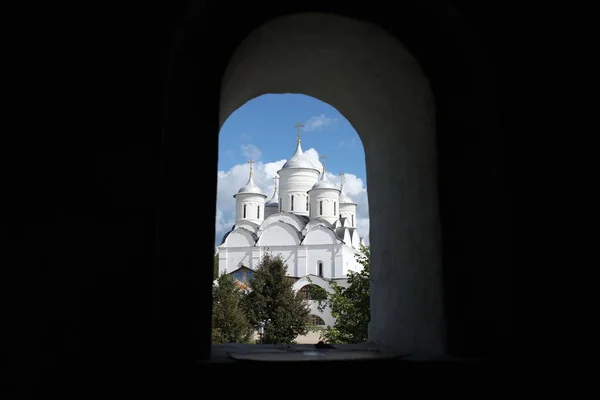 Vista del templo blanco desde la ventana —  Fotos de Stock