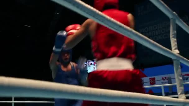 Jogo de boxe RED - Mamataly N, Kazakhstan; BLUE-Khamzaev B. Russia — Vídeo de Stock