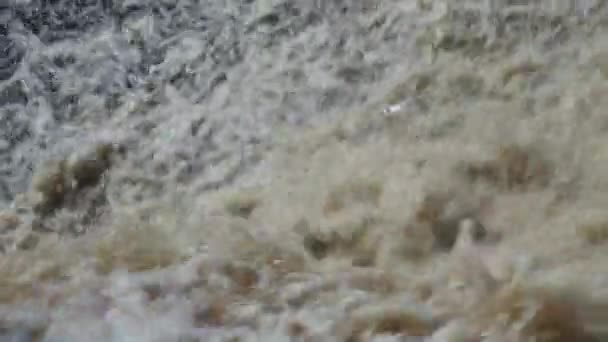 Водопад бушует над видом — стоковое видео