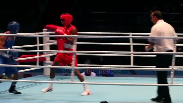 Бокс червоно - Lescaille д. Sifontes, Куба; Синьо Schiopu н. в., Румунія — стокове відео