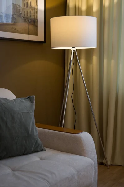 Staande lamp in een modern interieur — Stockfoto