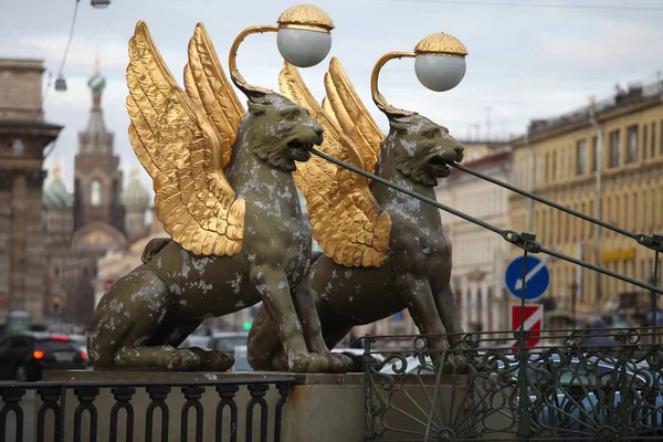 Grifos leones alados puente de banco en San Petersburgo — Foto de Stock
