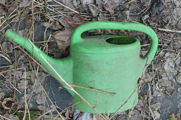 Yeşil plastik sulama kutusu — Stok fotoğraf