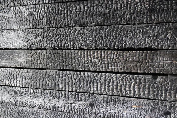Zuhelnatělé dřevěné stěny po požáru žhářství — Stock fotografie
