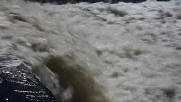 Vízesés fékezhetetlen tomboló patak — Stock videók