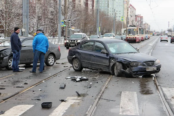 Acidente dois carros cruzamento — Fotografia de Stock