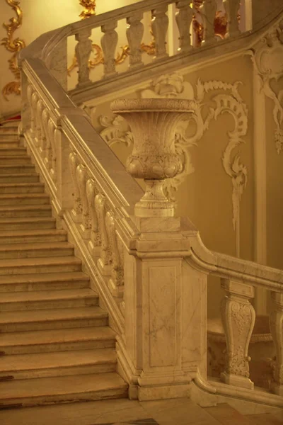 Vazo ile mermer merdiven — Stok fotoğraf