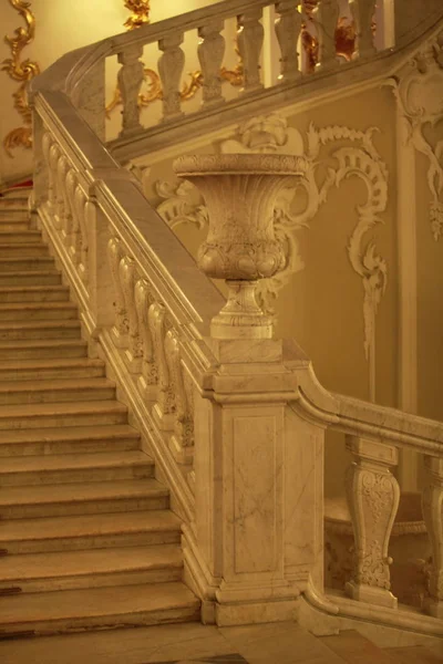 Escadaria de mármore com vaso — Fotografia de Stock