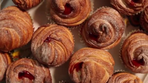 American cruffins with jam — Stock Video