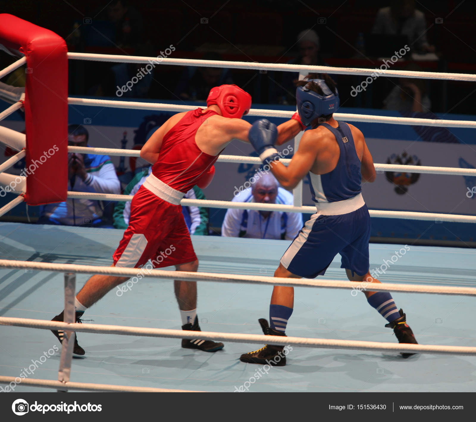 拳击比赛攻击—— 库存社论照片© mrivserg #151536430
