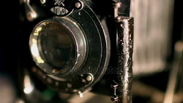 Vintage camera groot formaat dicht bij — Stockvideo