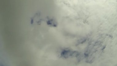 Bulutlar gökyüzü zaman atlamalı kapak