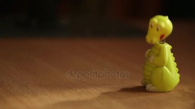 mekanik oyuncak ejderha yürür