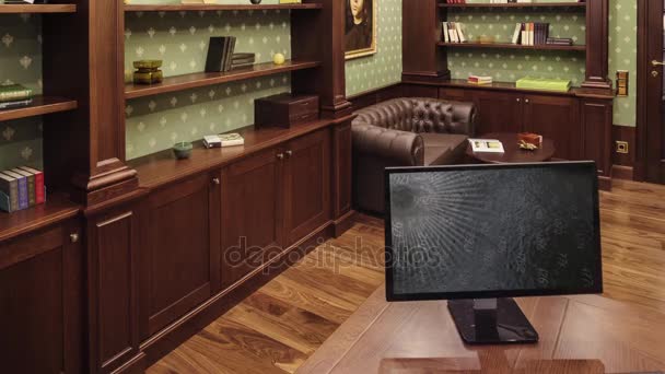 Computer auf dem Desktop im Hintergrund des Büros — Stockvideo
