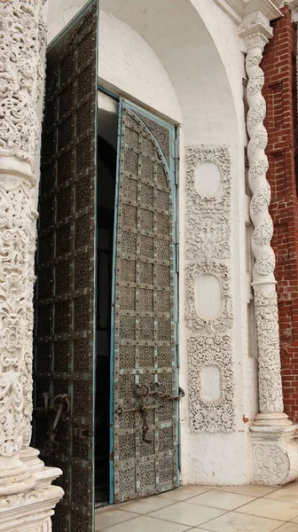 Eski büyük bir açık kapı çelik — Stok fotoğraf