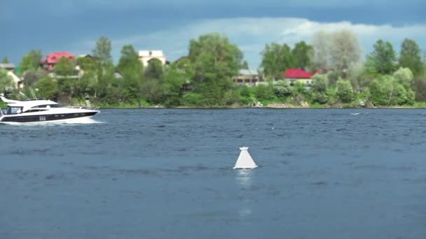 Yacht à moteur de luxe sur une rivière — Video