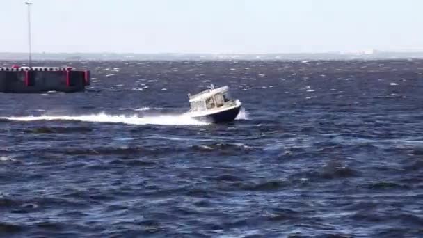 Barco a motor rápido no mar — Vídeo de Stock