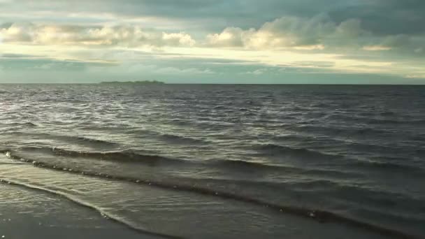 Paisagens marinhas dramáticas ondas do mar correndo na praia — Vídeo de Stock