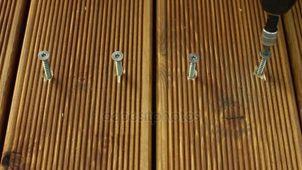 Schroef binnenrijden met houten terras bestuur — Stockvideo