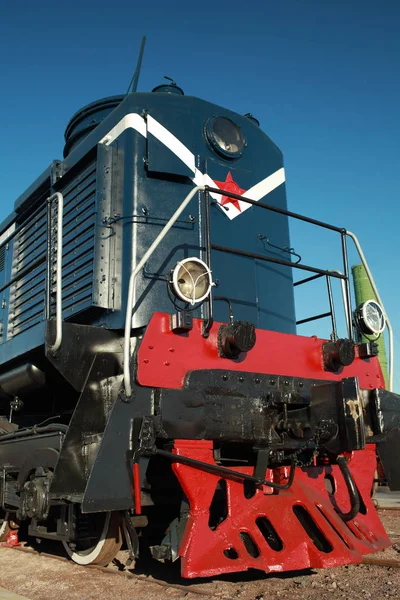 Locomotiva diesel com estrela vermelha — Fotografia de Stock