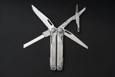  cep Multitool açmak siyah bir arka plan üzerinde                              
