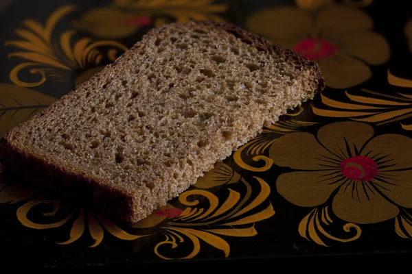 Κομμάτι Ψωμιού Σίκαλης Ένα Τραχύ Πορώδη Υφή Σκοτεινά Χρώματα Σουτ — Φωτογραφία Αρχείου