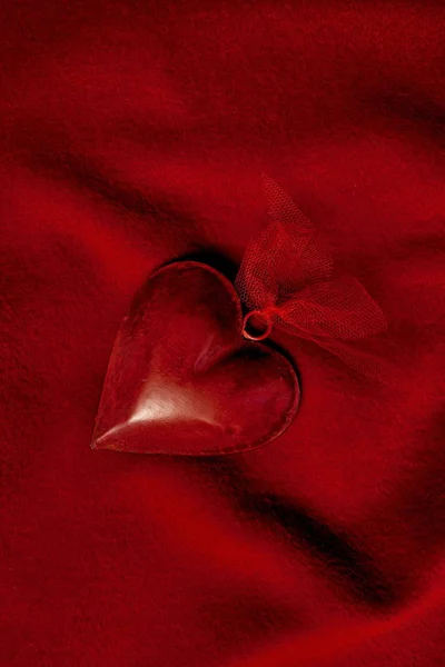 Rotes Herz auf rotem Hintergrund lag flach — Stockfoto