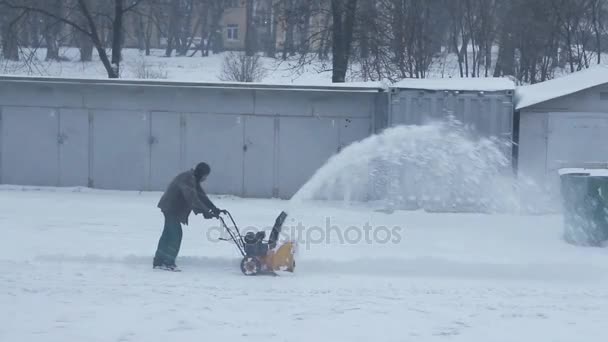 Man Verwijdert Sneeuw Met Een Sneeuwblazer Winter Storm — Stockvideo