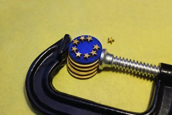 Euro coin in the clamp  pressure — Stock Photo, Image
