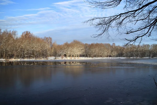 Paysage hivernal la rivière est gelée — Photo