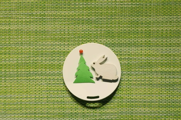 Lebre branca perto da árvore de Natal — Fotografia de Stock