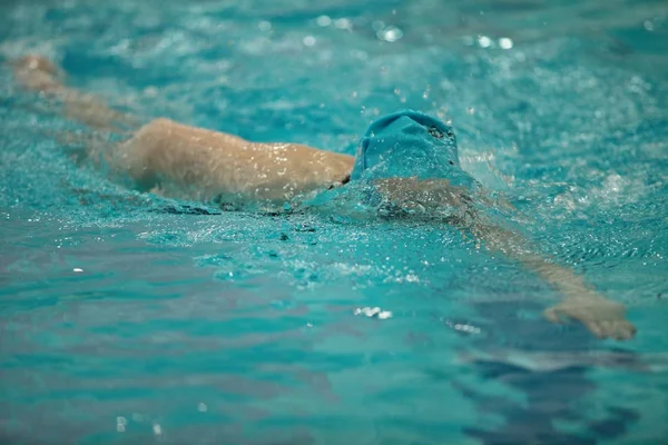 Nadador movimento estilo crawl — Fotografia de Stock