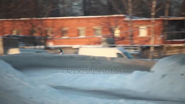 雪に覆われたスライドに バイクでジャンプ冬モトクロス — ストック動画