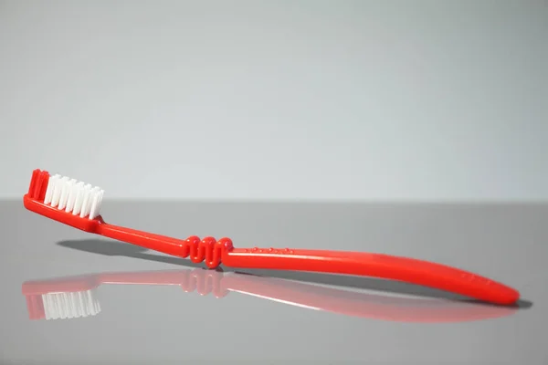 Cepillo de dientes rojo con reflejo — Foto de Stock