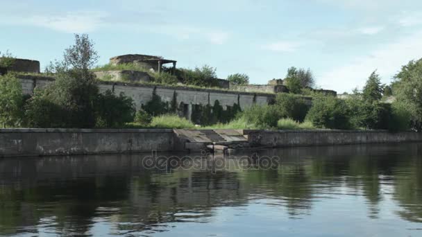 Ruines Ancienne Forteresse Reflètent Dans Eau — Video