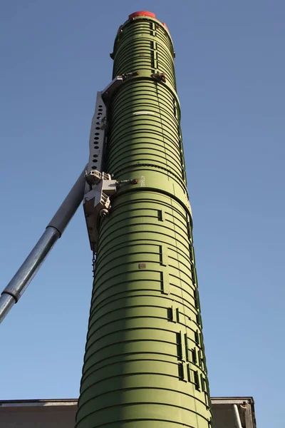 Wyrzutnia rakiet skierowany jest błękitne niebo — Zdjęcie stockowe