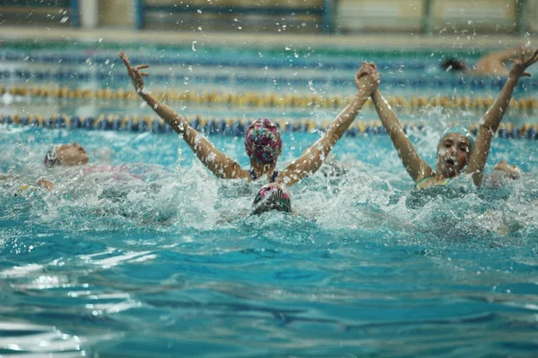 Victoria de natación sincronizada salpicaduras de éxito — Foto de Stock