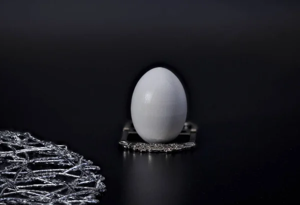 Gümüş stand siyah arka planda yumurta — Stok fotoğraf