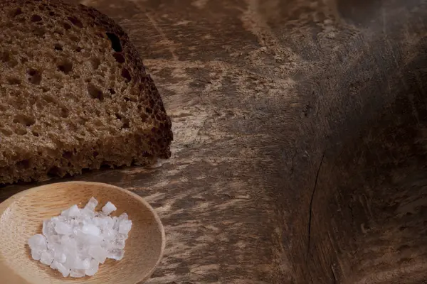 Piece Rough Rye Bread Coarse Salt Wooden Background Macro Shot — Stock Photo, Image