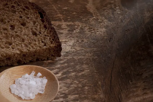 Bit Grovt Rågbröd Med Grovt Salt Trä Bakgrund Makro Skott — Stockfoto